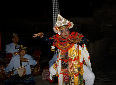 Legong Dance at the Oberoi, Bali plus an HD video of a complete Legong Dance.