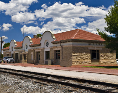 An end view of the Ballinger station.