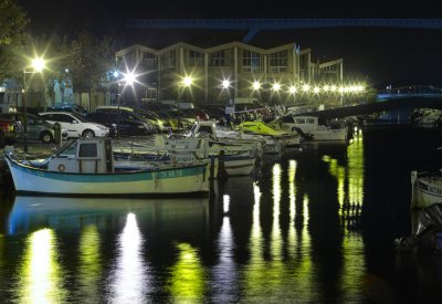 Martigues: dans le fond on peut voir la Mediatheque 