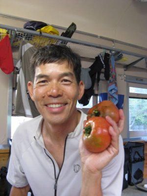 A local gives us home grown tomatoes, word of travelers spreads fast in town