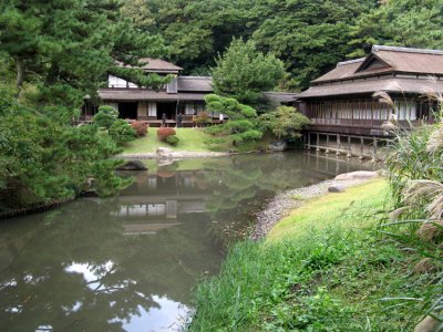 This Villa built in 1649 along the Kinokawa River was moved here in 1917.