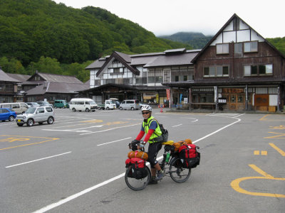 Geno & I decide to stay at this old ryokan/onsen. The others camped nearby.