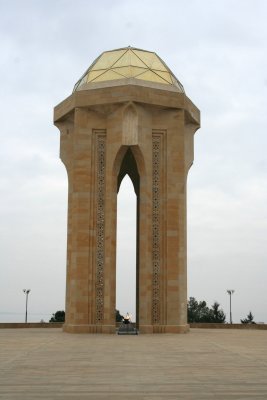 Martyrs monument 2 Baku Azerbaijan.JPG