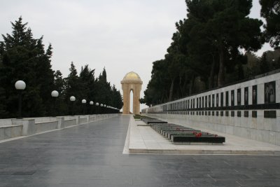 Martyrs monument 3 Baku Azerbaijan.JPG