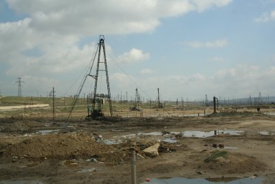 Oil field Baku Azerbaijan.JPG