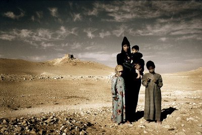 nomad woman with her children , Syrie