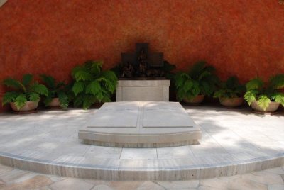 Mission San Fernando Bob Hope Garden 07.jpg