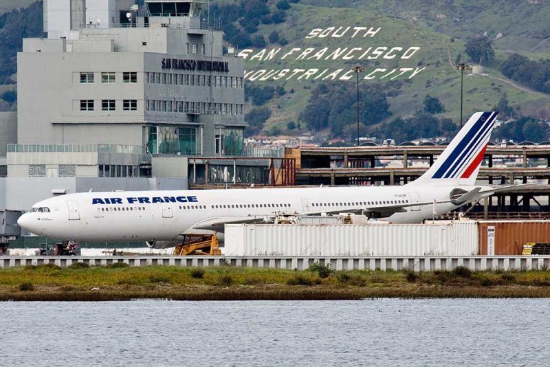 2/25/2009  Air France Airbus A340-313X  F-GLZN