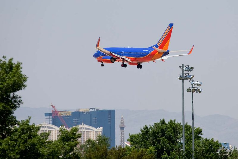 5/4/2009  Southwest Airlines Boeing 737-7H4  N408WN coming in to Las Vegas