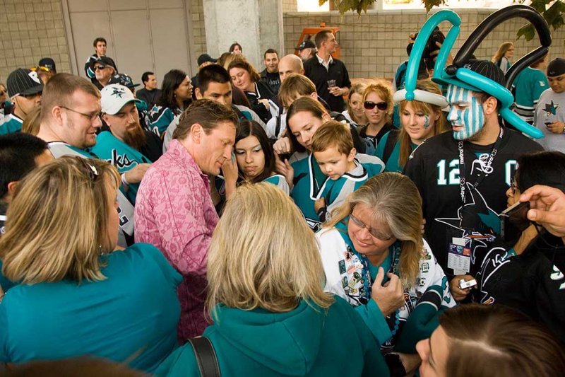 Jeremy Roenick signing autographs