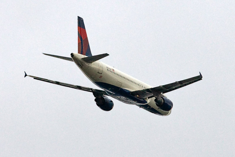 12/4/2010  Delta Air Lines Airbus A320-211 N327NW