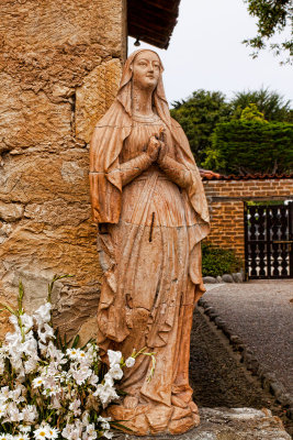 Statue of Blessed Virgin Mary Mission San Carlos Borromeo del Rio Carmelo Roman Catholic Church in Carmel CA MG_5330.jpg