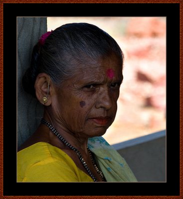 101=Lady-in-a-Temple-Maharashtra-2.jpg