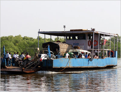 8 Rush-on the Ferry-on the-Mandovi-river Goa in India.jpg