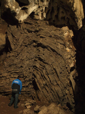 Folded rocks in a deep chamber