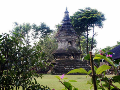 Buddhist stupa, Lake Bratan