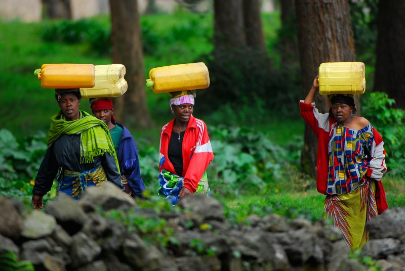 Carrying water home Kinigi