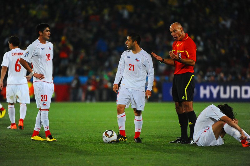 Referee Howard Webb(England)