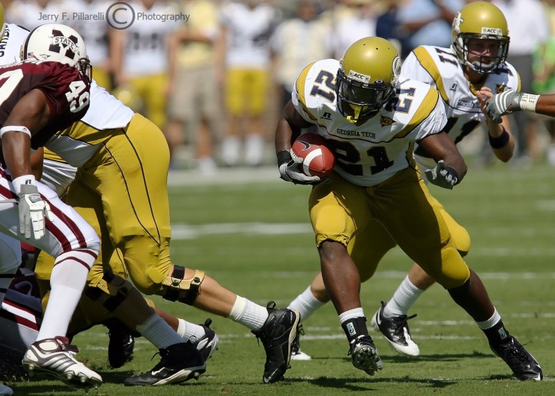 Yellow Jackets B-back Jonathan Dwyer cuts up field looking for daylight