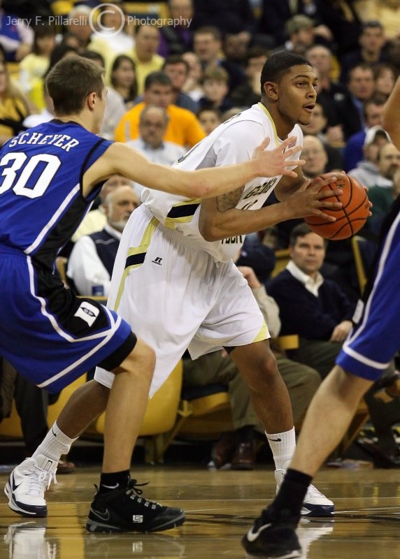 Yellow Jackets G Lance Storrs looks to pass while being defended by Blue Devils G Jon Scheyer