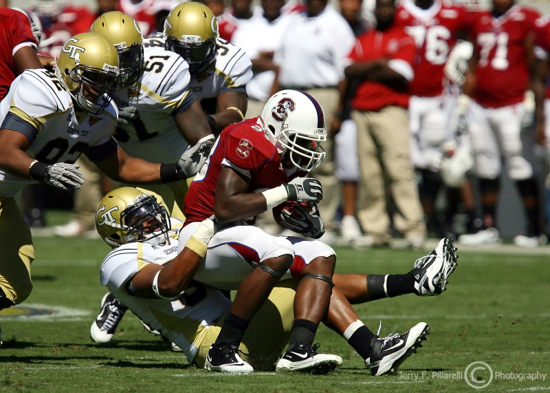 Jackets DT JC Lanier wraps up Bulldogs RB Asheton Jordon