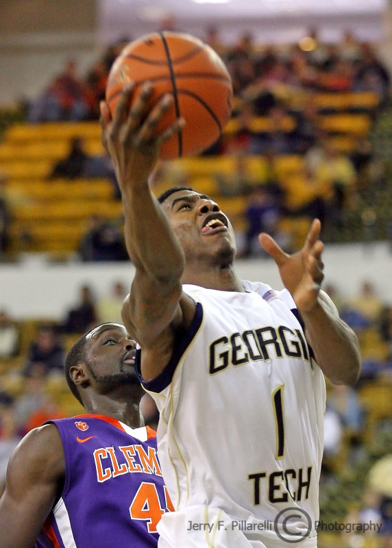 Jackets G Shumpert goes in for a layup