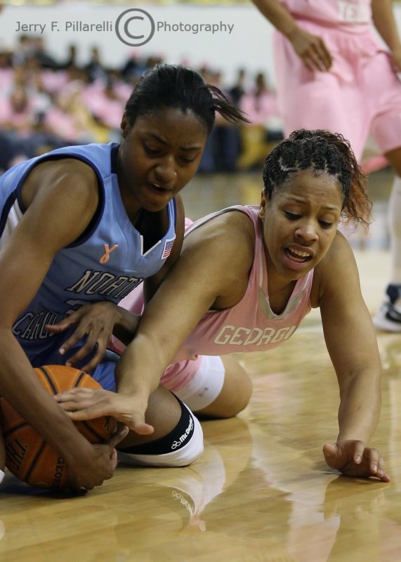 Jackets G Hemingway and Heels F Pringle dive for a loose ball