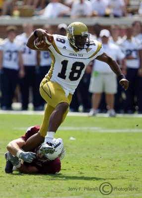 Yellow Jackets QB Calvin Booker slips out of the grasp of a Bulldogs defender