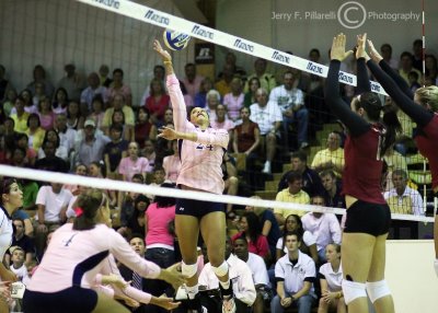 Tech OH Kellogg stretches to make contact