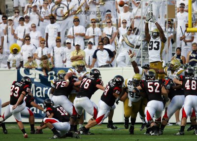 Yellow Jackets defense attempts to block a extra point by Bulldogs K Gates