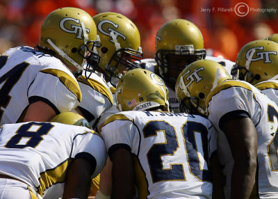 Georgia Tech Yellow Jackets offensive huddle