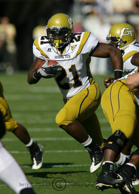 Georgia Tech B-back Jonathan Dwyer runs for daylight
