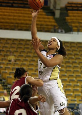 Yellow Jackets G Iasia Hemingway pulls up to take a shot in the lane