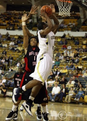 Jackets F Lawal powers to the basket over Rams G Lamar Monger