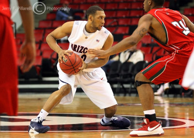 Arizona F Horne looks for an opening after crossing mid-court