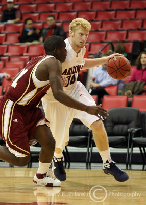 Arizona Wildcats F Budinger attempts to drive past Santa Clara Broncos G Foster