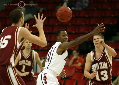 Arizona G Kyle Fogg has Santa Clara G Steven Kite’s pass go over his outstretched arm