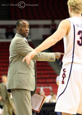 Arizona Wildcats Assistant Coach Reggie Geary discusses strategy with F Budinger