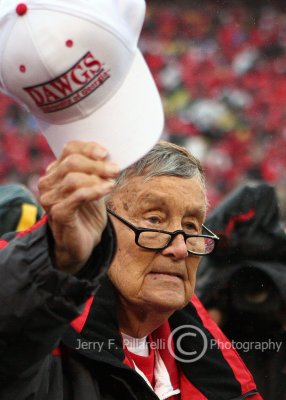 Georgia Bulldogs longtime radio and TV voice Larry Munson is saluted by the fans at Sanford Stadium