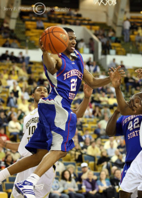 Tennessee State G Robinson makes a tough pass from under the basket