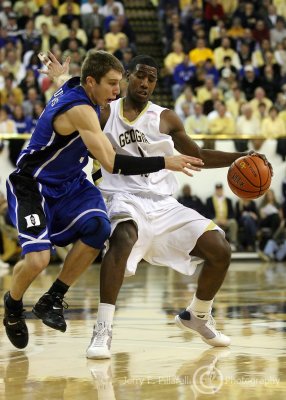 Yellow Jackets G Shumpert pulls up to defend against the steal attempt by Blue Devils G Paulus
