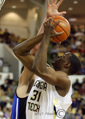 Jackets F Lawal avoids the pressure to shoot a short jumper