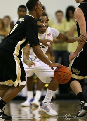 Jackets G Miller prepares to fight through a screen so that he can stay with Deacons G Teague