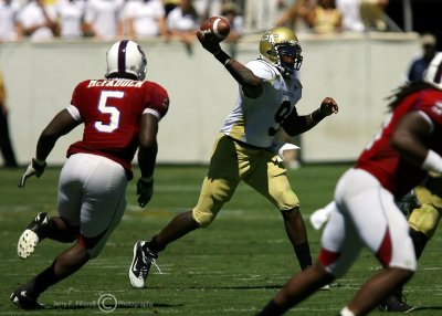 Yellow Jackets QB Nesbitt delivers a pass before Bulldogs LB McFadden can get a sack