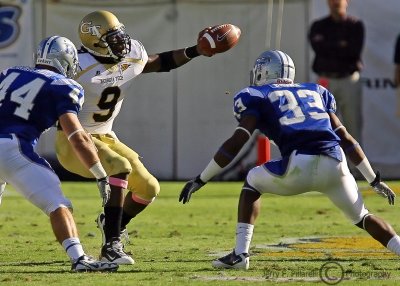 Georgia Tech QB Joshua Nesbitt pitches in front of Blue Raiders defenders