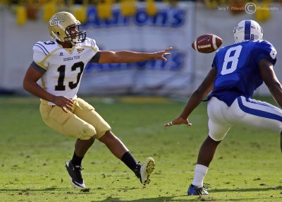 Georgia Tech QB Washington pitches in front of Duke LB Abraham Kromah