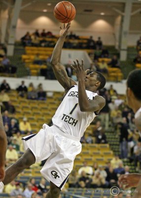 Jackets G Shumpert takes a fade away jumper in the lane