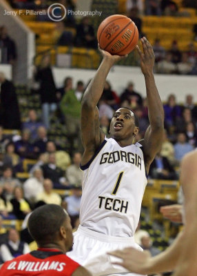 Jackets G Shumpert shoots a short jump shot