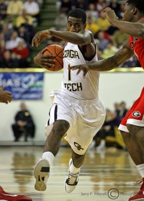 Yellow Jackets G Shumpert protects the ball as he drives into the lane