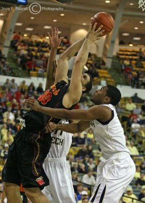 Jackets G Foreman holds his ground under the basket as Terrapins C Jordan Williams puts up a shot